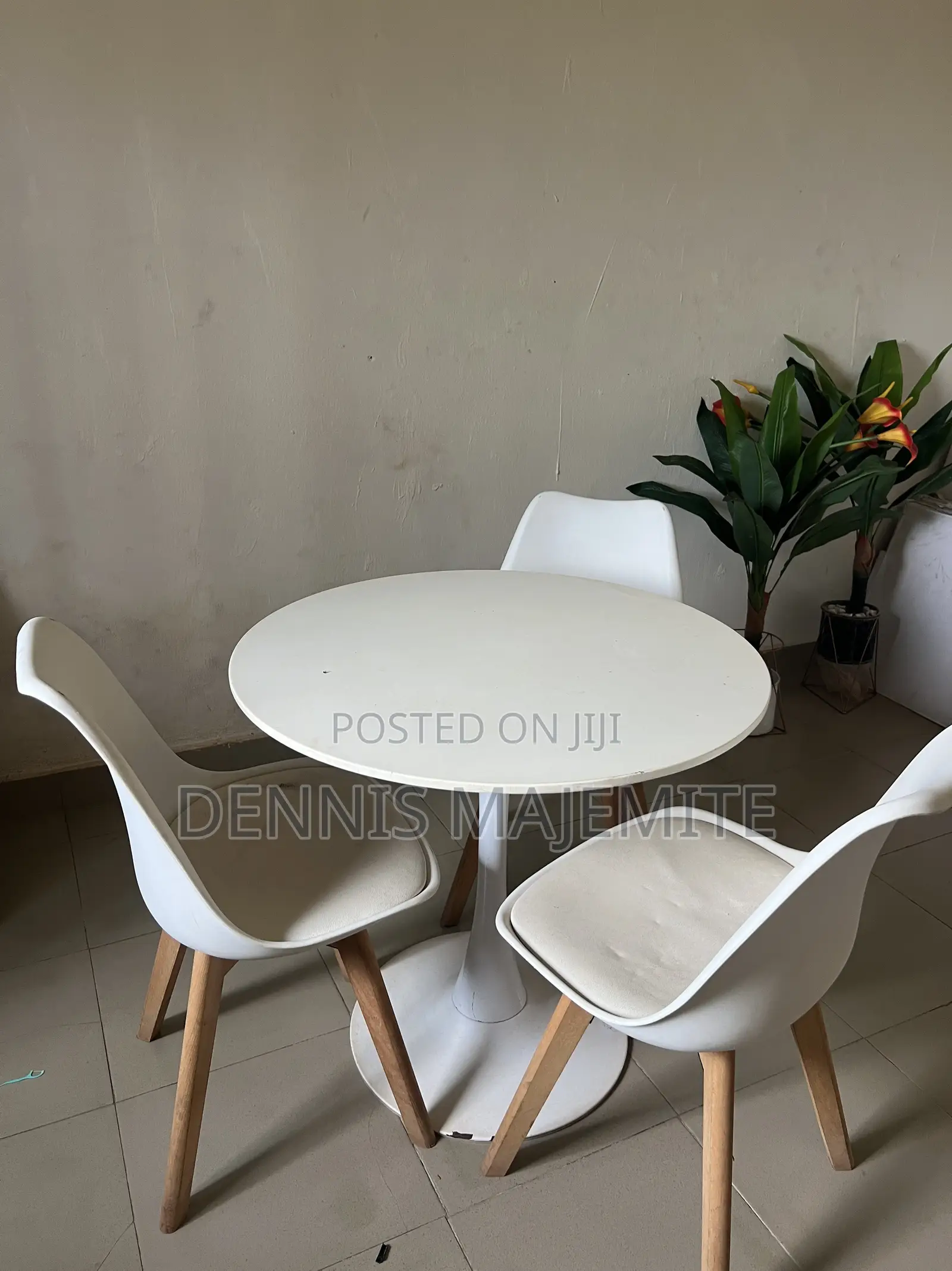 Fancy Restaurant Table With 3 Chairs