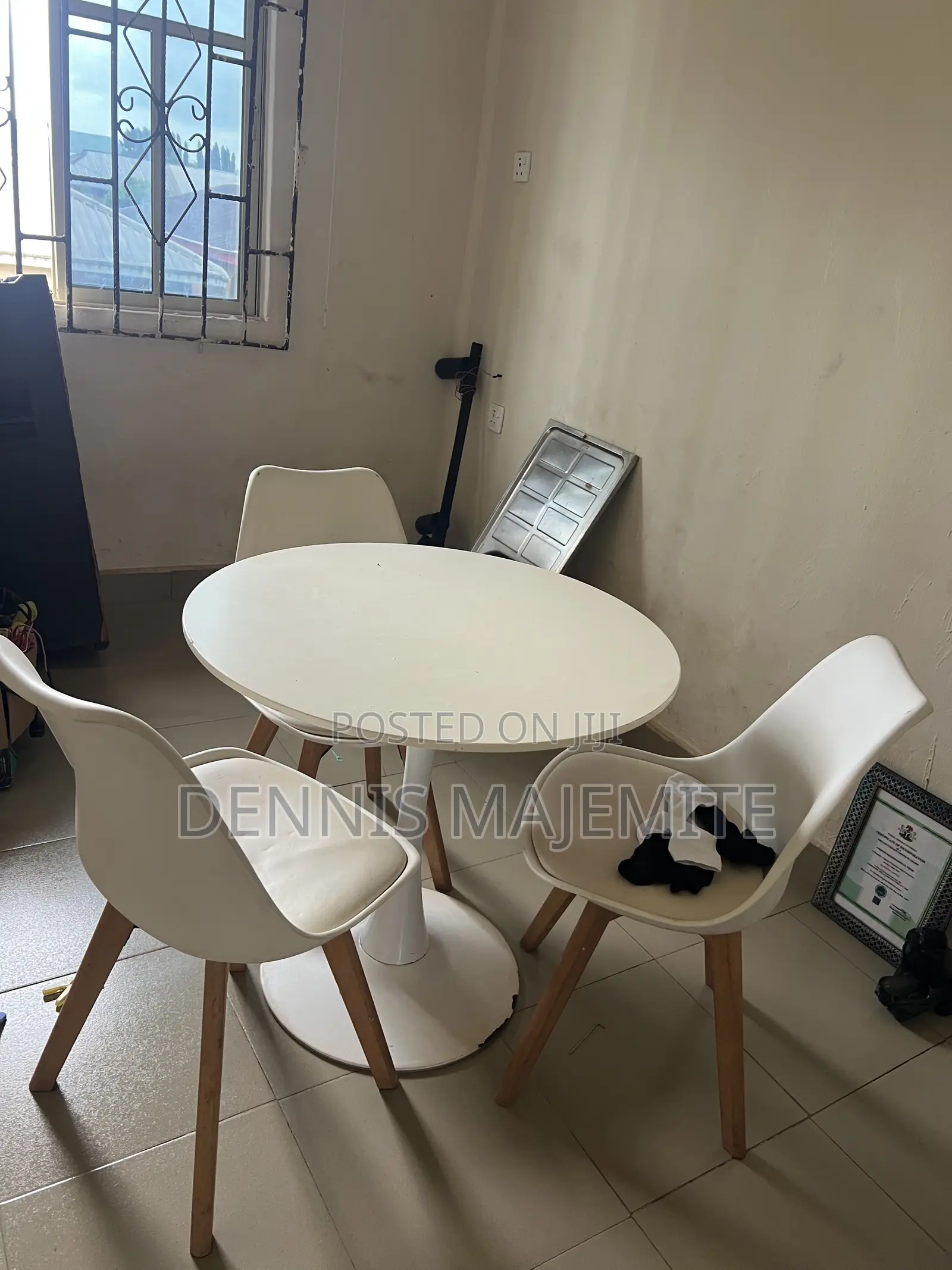 Fancy Restaurant Table With 3 Chairs