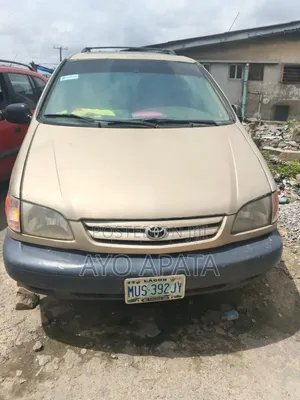 Toyota Sienna 2000 Gold