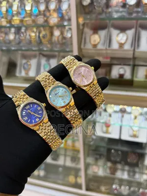Elegant Gold Quartz Watch With Textured Snake-Skin Dial