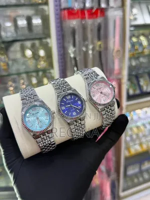 Elegant Gold Quartz Watch With Textured Snake-Skin Dial