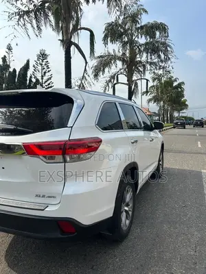 Toyota Highlander XLE 4dr SUV AWD (3.5L 6cyl 6A) 2015 White