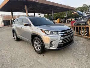 Toyota Highlander XLE 4dr SUV AWD (3.5L 6cyl 6A) 2015 Silver