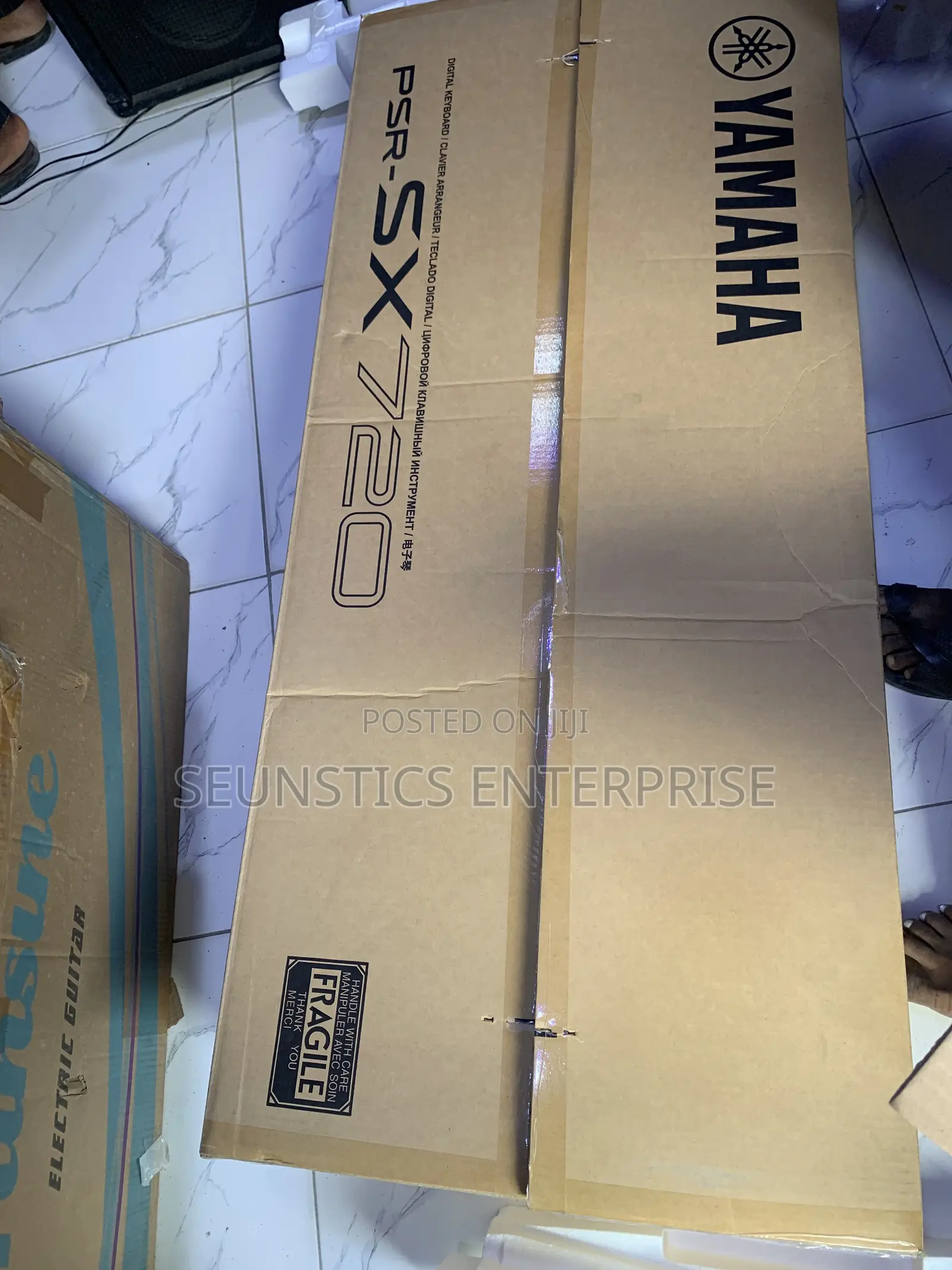 Quality Yamaha PSR SX 720 Keyboard (Piano)