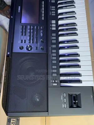 Quality Yamaha PSR SX 720 Keyboard (Piano)