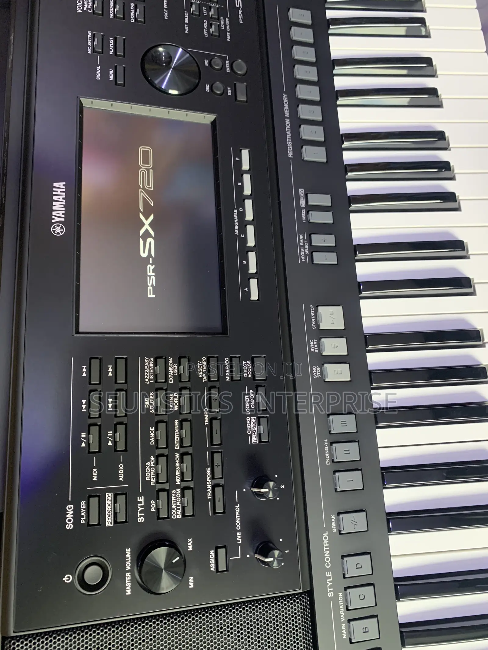 Quality Yamaha PSR SX 720 Keyboard (Piano)