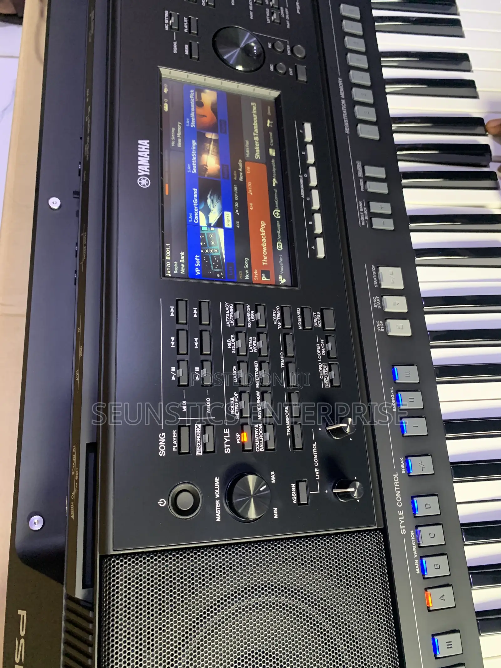 Quality Yamaha PSR SX 720 Keyboard (Piano)