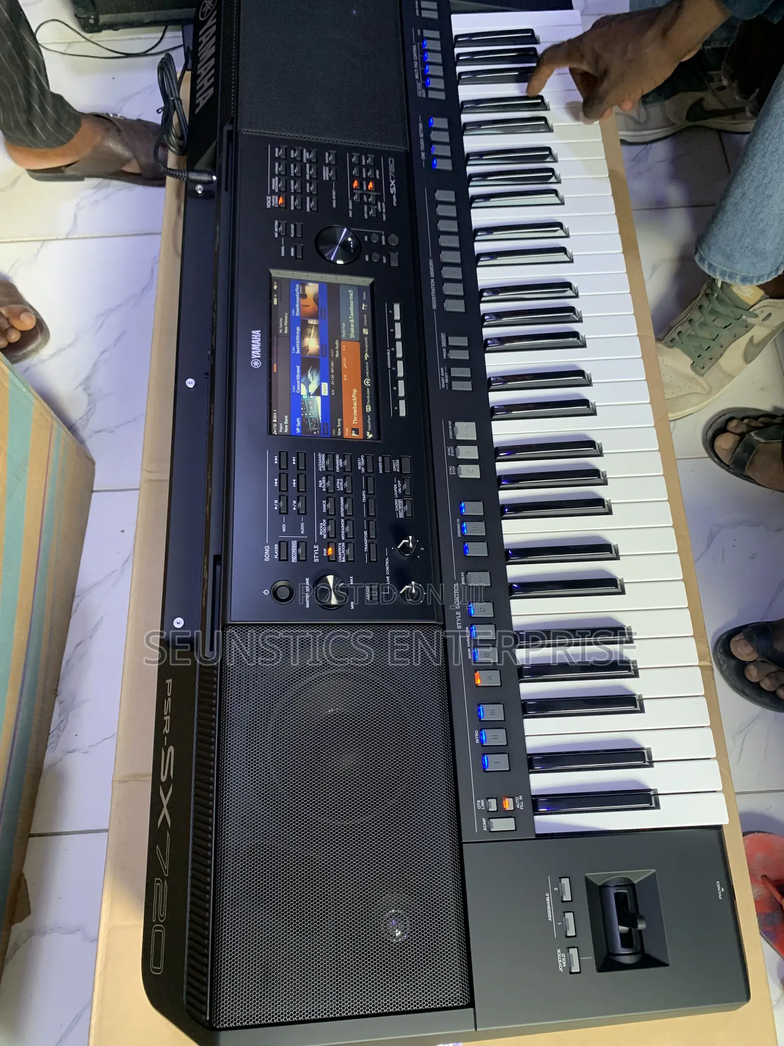 Quality Yamaha PSR SX 720 Keyboard (Piano)