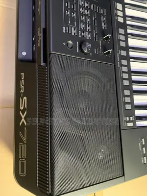 Quality Yamaha PSR SX 720 Keyboard (Piano)