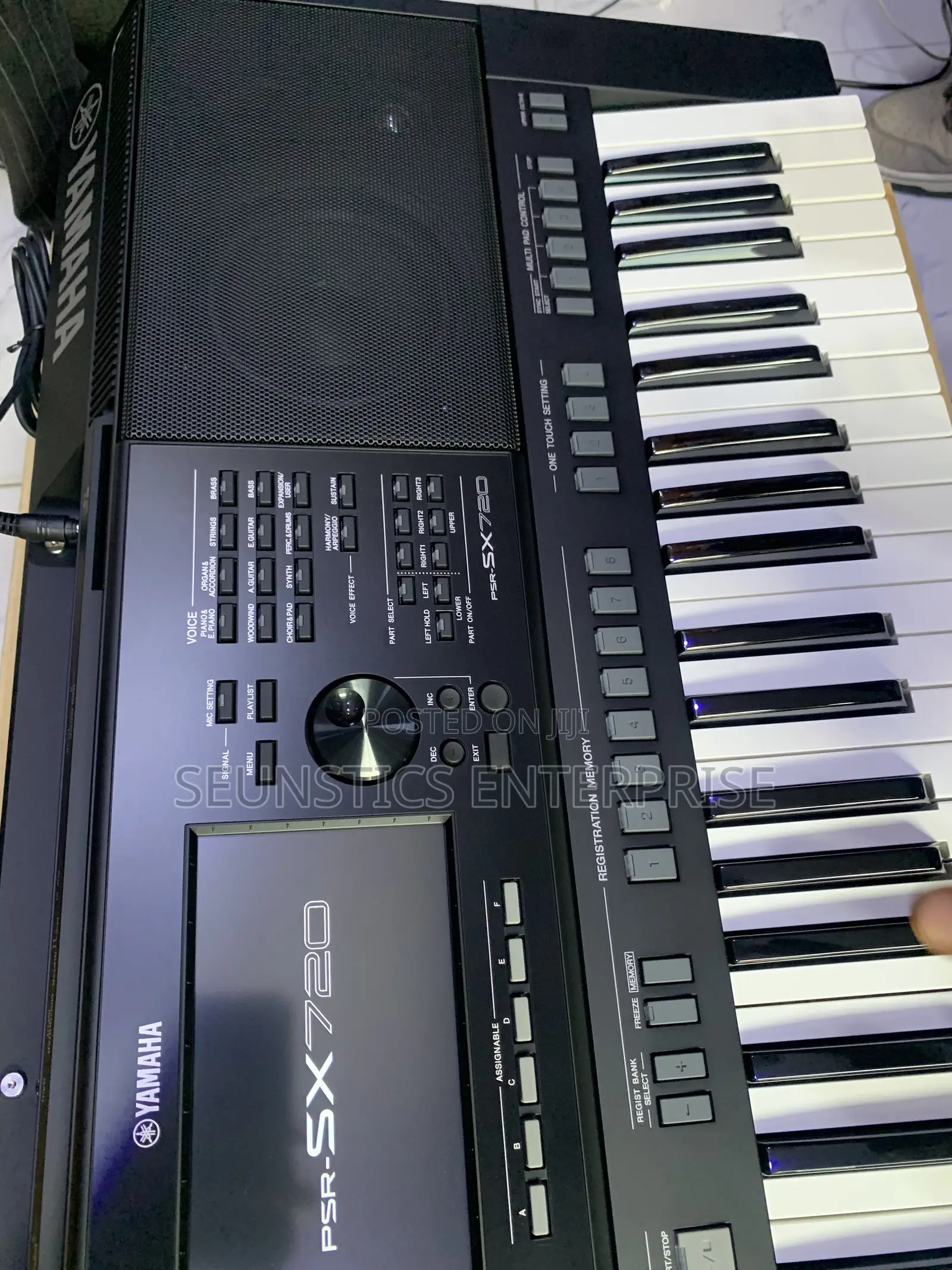 Quality Yamaha PSR SX 720 Keyboard (Piano)