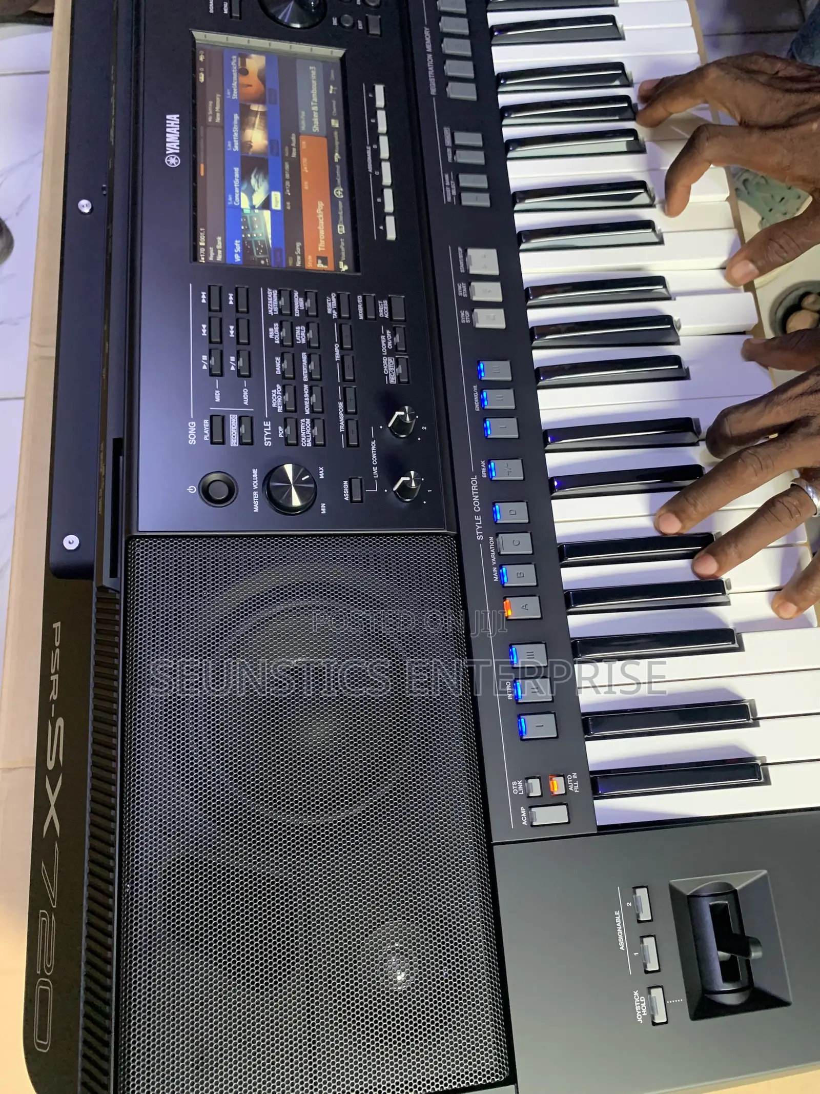 Quality Yamaha PSR SX 720 Keyboard (Piano)