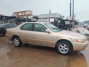 Toyota Camry 2000 Gold