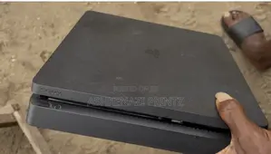 Play Station 4 Slim