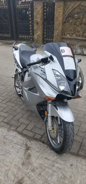 Honda VFR 700F 2005 Silver