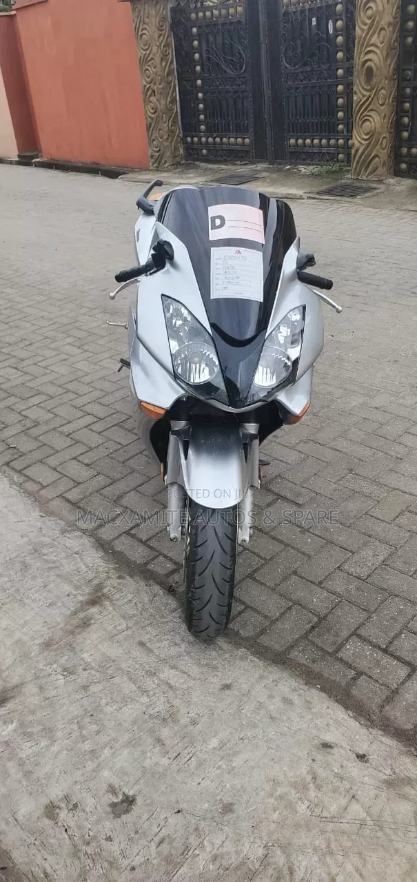 Honda VFR 700F 2005 Silver