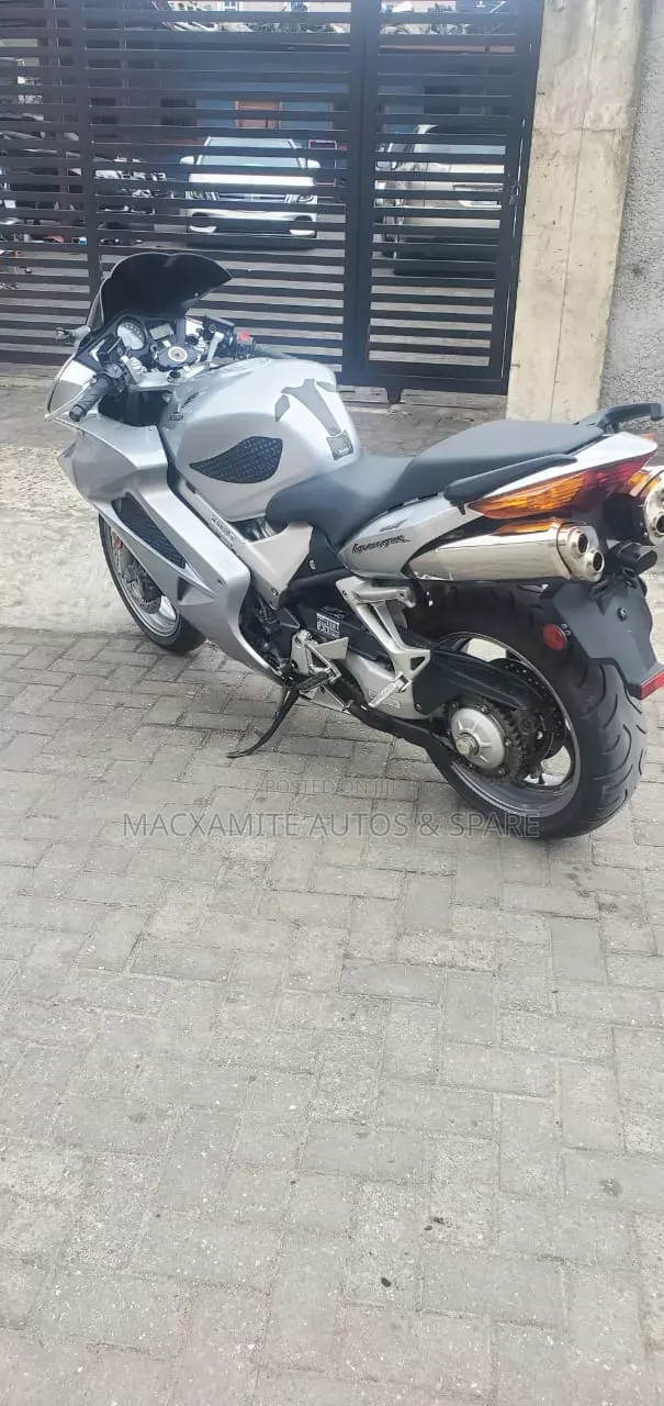 Honda VFR 700F 2005 Silver