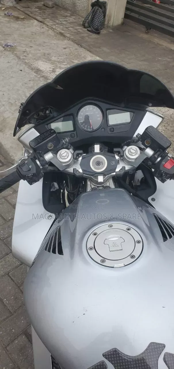 Honda VFR 700F 2005 Silver