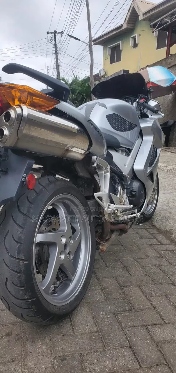 Honda VFR 700F 2005 Silver