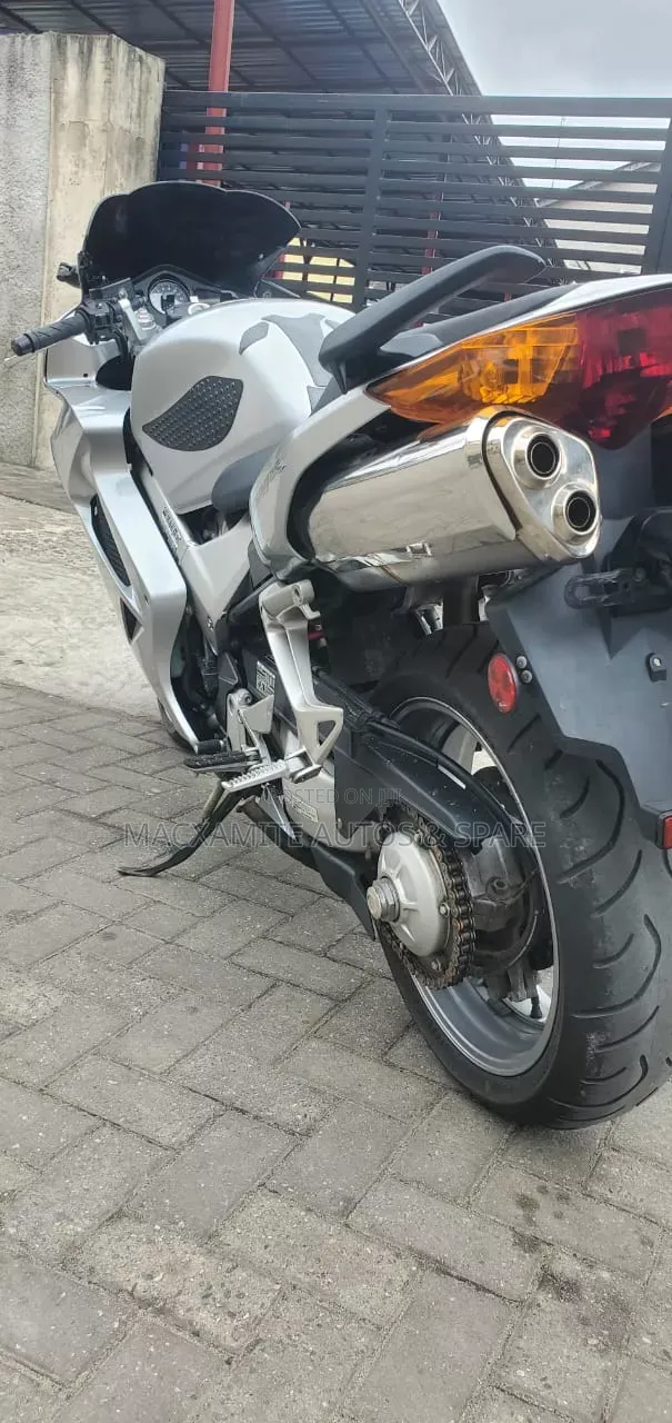Honda VFR 700F 2005 Silver