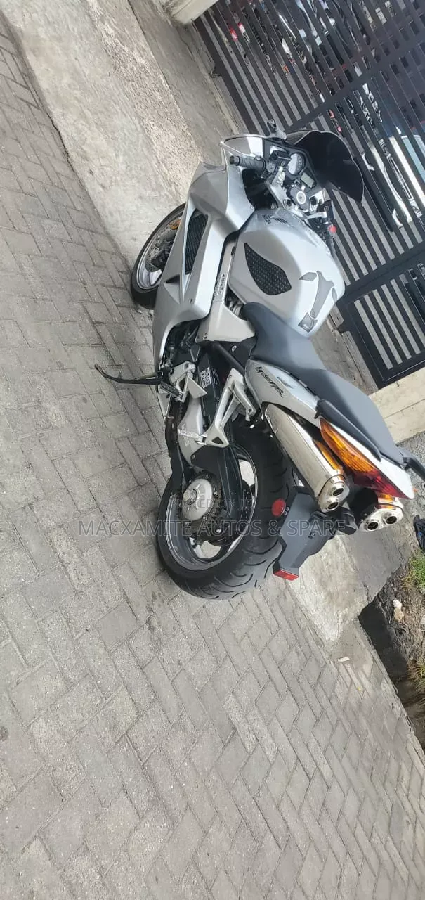 Honda VFR 700F 2005 Silver