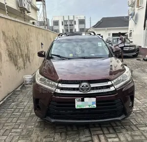 Toyota Highlander XLE 4dr SUV AWD (3.5L 6cyl 6A) 2015 Brown