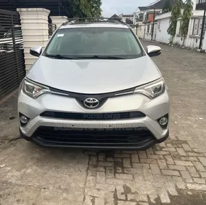 Toyota RAV4 XLE 4dr SUV AWD (2.5L 4cyl 6A) 2014 Silver