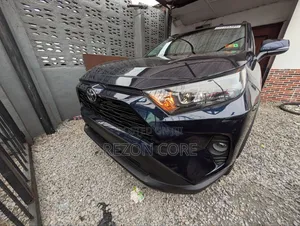 Toyota RAV4 XLE 2022 Blue