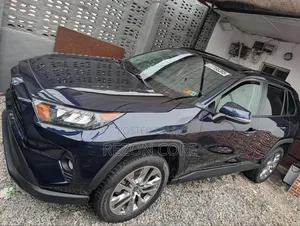 Toyota RAV4 XLE 2022 Blue