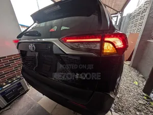Toyota RAV4 XLE 2022 Blue