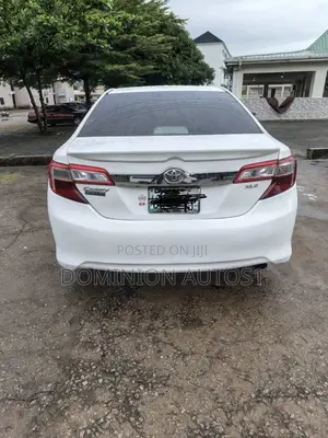 Toyota Camry XLE 4dr Sedan (2.5L 4cyl 6A) 2012 White