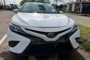 Toyota Camry SE FWD (2.5L 4cyl 8AM) 2018 White