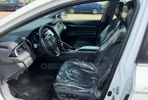 Toyota Camry SE FWD (2.5L 4cyl 8AM) 2018 White