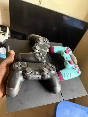 Ps4 With 3 Pads