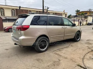 Toyota Sienna LE FWD (3.3L V6 5A) 2004 Gold