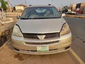 Toyota Sienna 2006 Gold