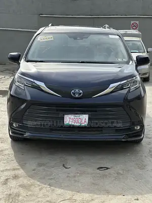 Toyota Sienna LE 2022 Blue