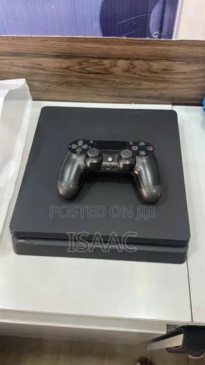 Used Ps4 Slim With Fifa 22 and Mortal Combat