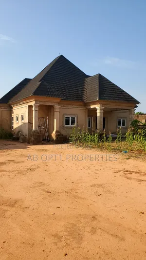 3bdrm Bungalow in Uroho, Sapele Road, Benin City for sale