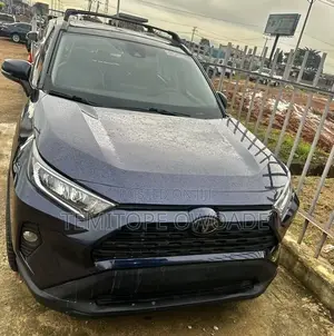 Toyota RAV4 XLE Premium AWD 2019 Blue
