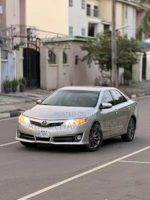 Toyota Camry XLE 4dr Sedan (3.5L 6cyl 6A) 2014 Gold