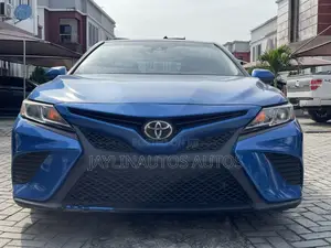 Toyota Camry SE FWD (2.5L 4cyl 8AM) 2018 Blue