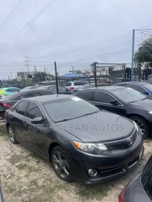 Toyota Camry SE 4dr Sedan w/Prod. End 11/13 (3.5L 6cyl 6A) 2014 Gray