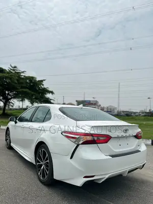 Toyota Camry SE (2.5L 4cyl 8A) 2019 White