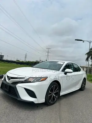Toyota Camry SE (2.5L 4cyl 8A) 2019 White