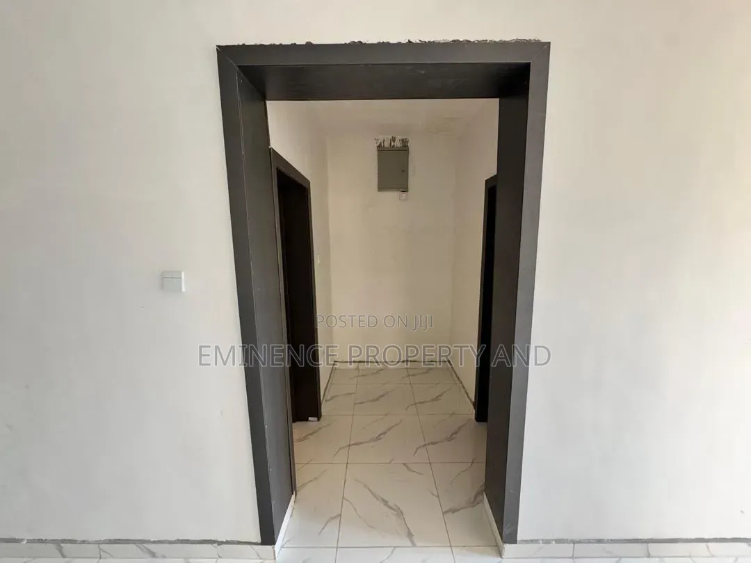 5bdrm Duplex in Chevron for rent