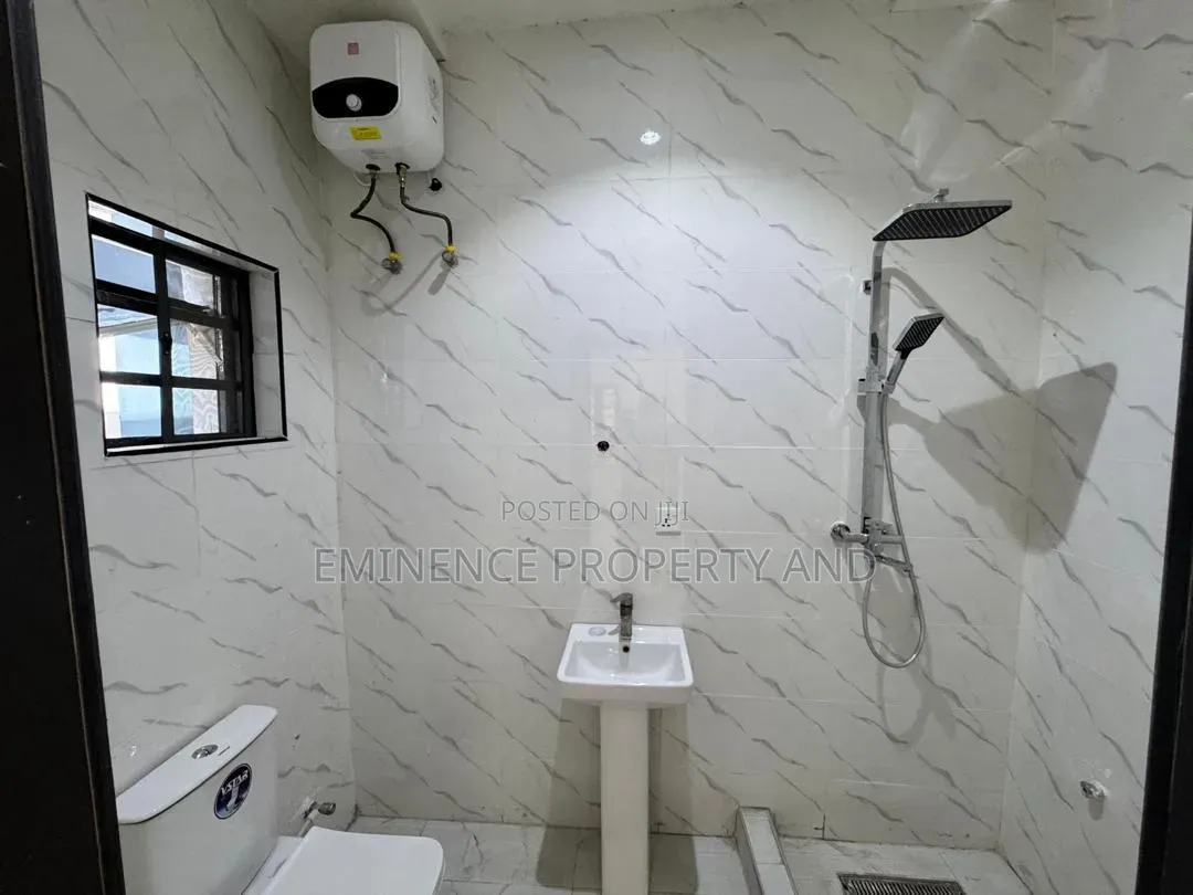5bdrm Duplex in Chevron for rent