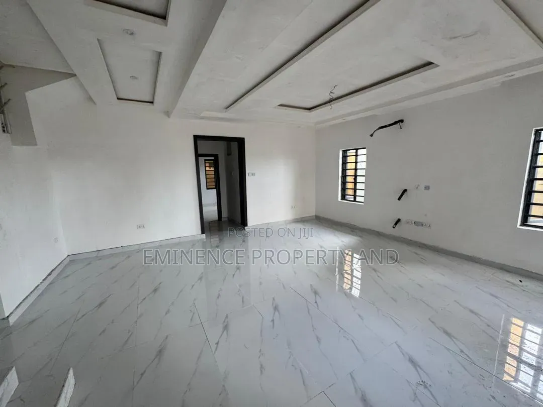 5bdrm Duplex in Chevron for rent
