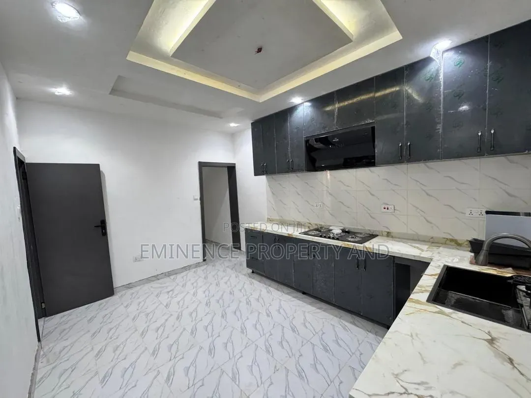 5bdrm Duplex in Chevron for rent