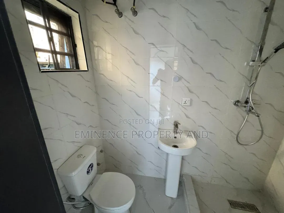 5bdrm Duplex in Chevron for rent