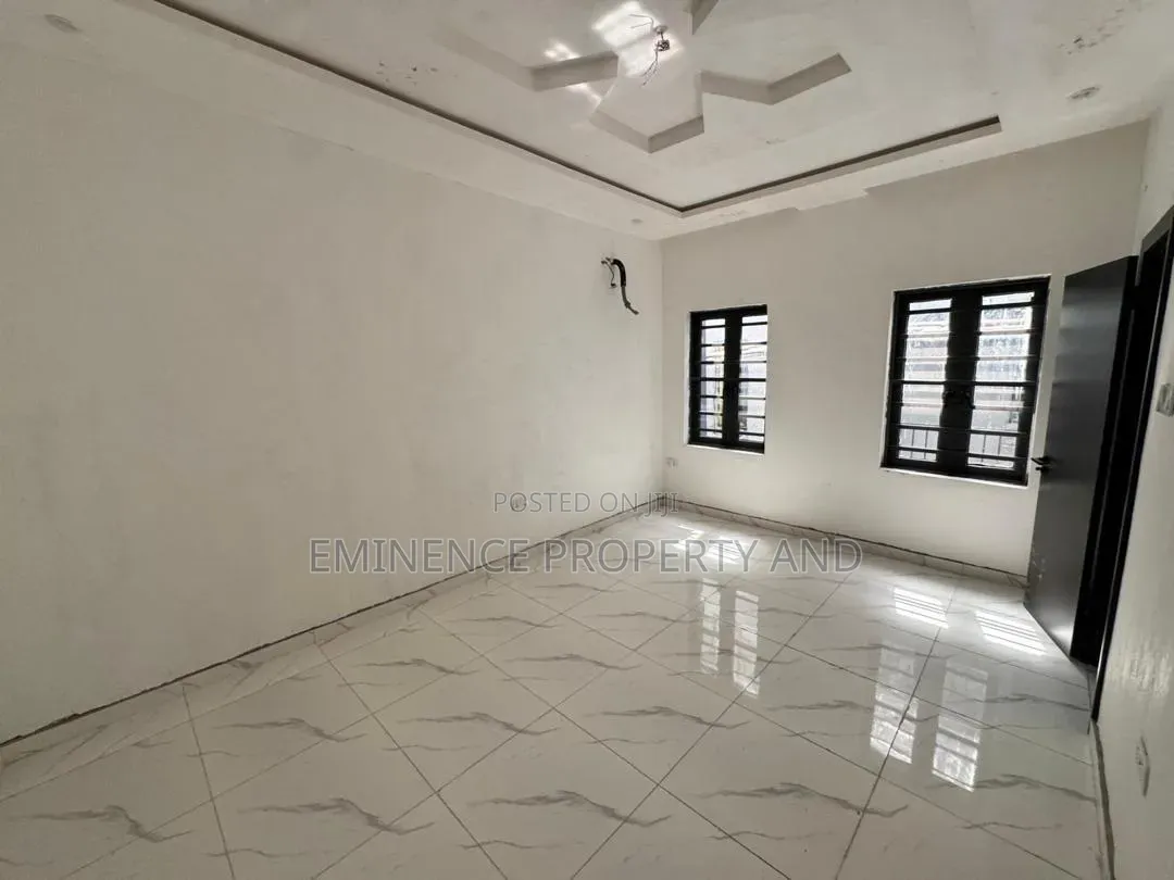 5bdrm Duplex in Chevron for rent